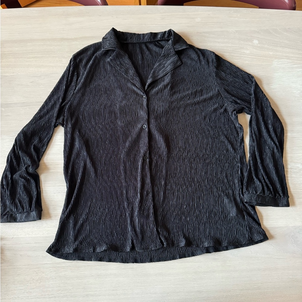 Vintage Black plisse button up